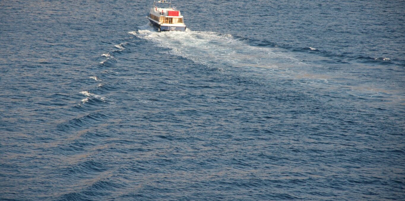 A boat’s 39o displacement wake on Loch Ness